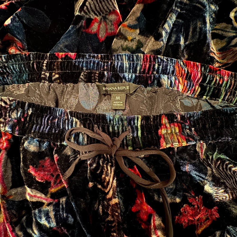 Banana Republic Velvet Pajama Set- Medium
Watercolor Zebra
Like new- worn once. - Picture 8 of 8